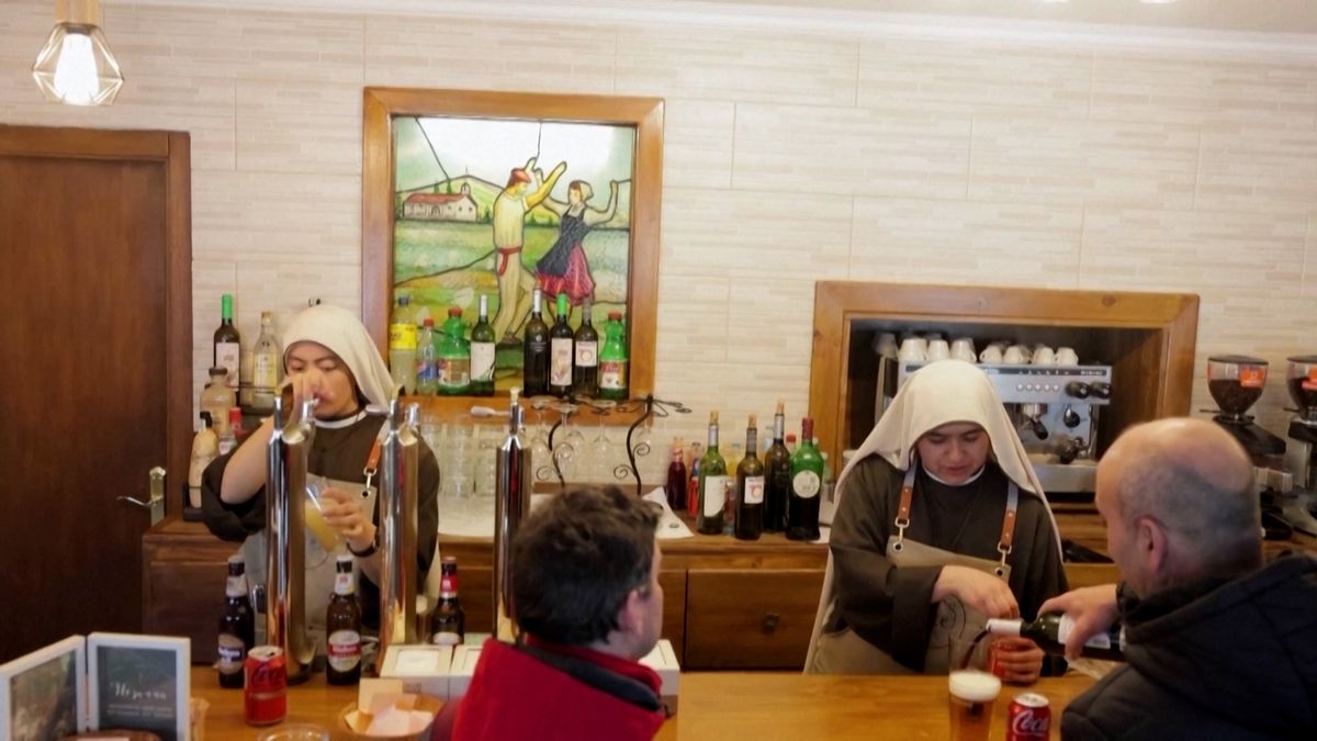 V baru na severu Španělska vám půllitr načepují jeptišky
